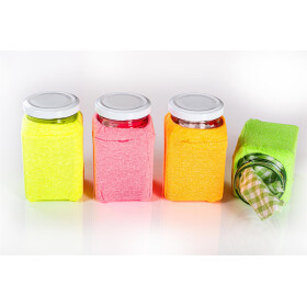 kleines, eckiges Glas mit Baumwolltuch und Stoffüberzug