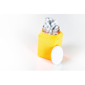 kleines, eckiges Glas mit Baumwolltuch und Stoffüberzug